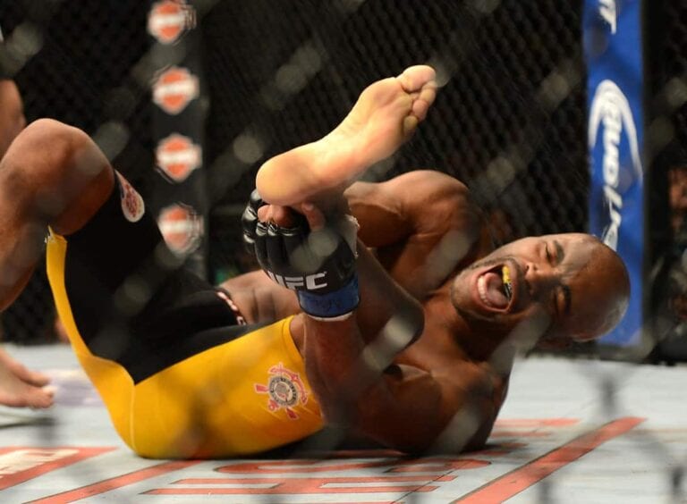 Anderson Silva Suffers Leg Injury At UFC Fight Night 84