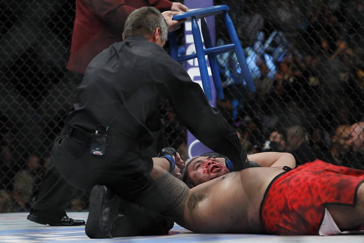 Mark Hunt Absorbed A Record-Setting Loss Last Night, But He Didn't Have To 1 mark hunt