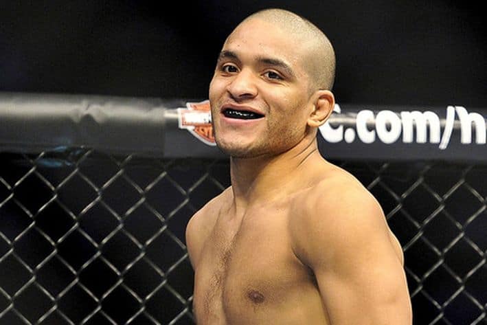 Maximo Blanco Scores Controversial TKO Win Over Mike de la Torre 1 20120421 kdl sa2 006.0