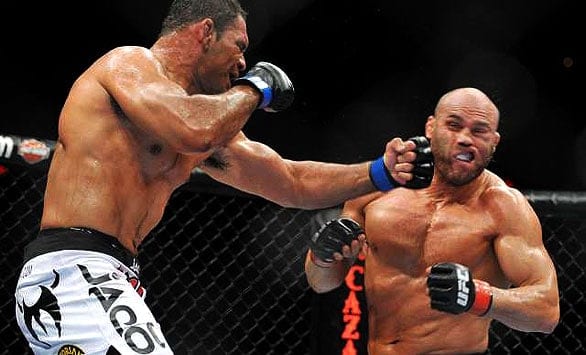 nogueira_punches_couture_ufc102_0[1]