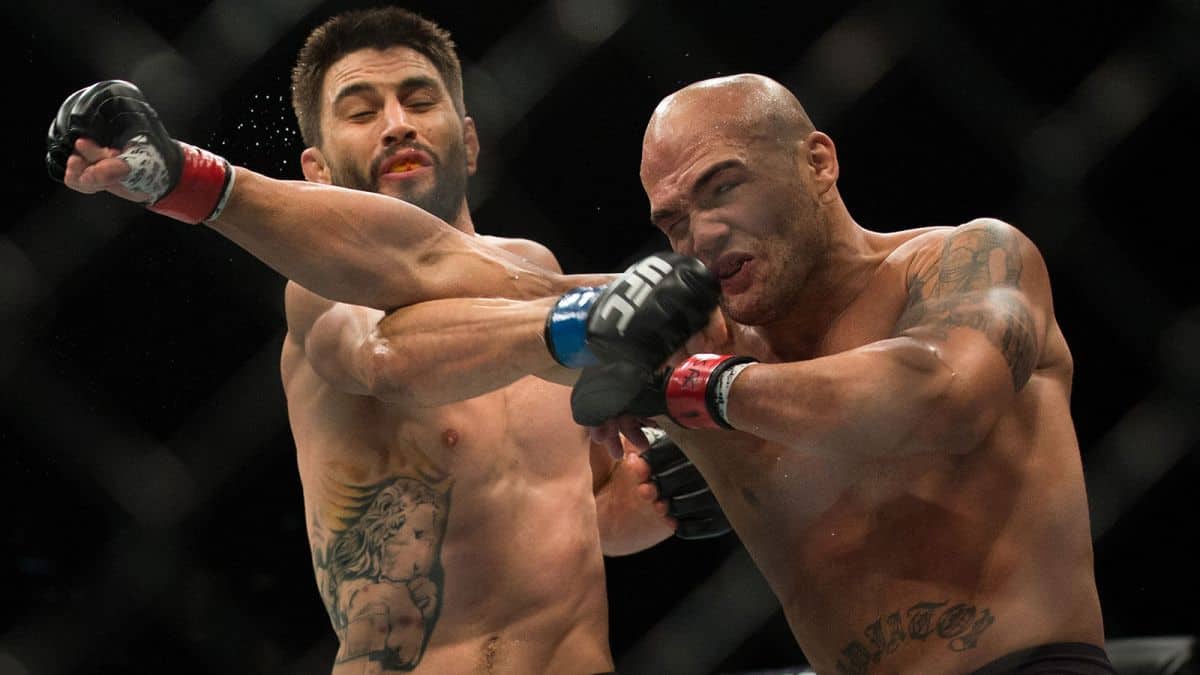 010315 UFC Robbie Lawler exchanges punches with Carlos Condit PI.vresize.1200.675.high .37