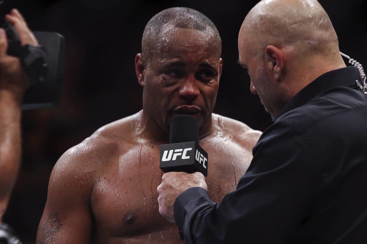 Daniel Cormier Claps Back At Derrick Lewis' UFC 230 Warning 1 CormierApologizesForUFC197