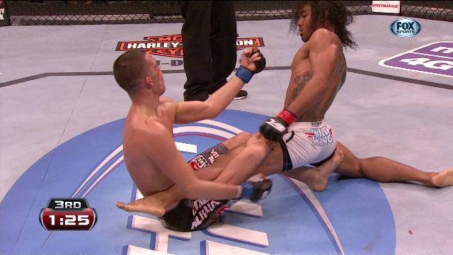 Nate-Diaz-giving-Ben-Henderson-the-finger