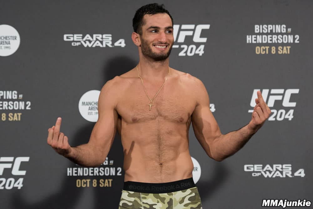 gegard-mousasi-ufc-204-official-weigh-ins[1]