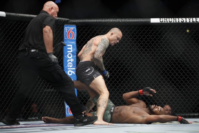 Highlights: Anthony Smith Demolishes Rashad Evans With Vicious Knee