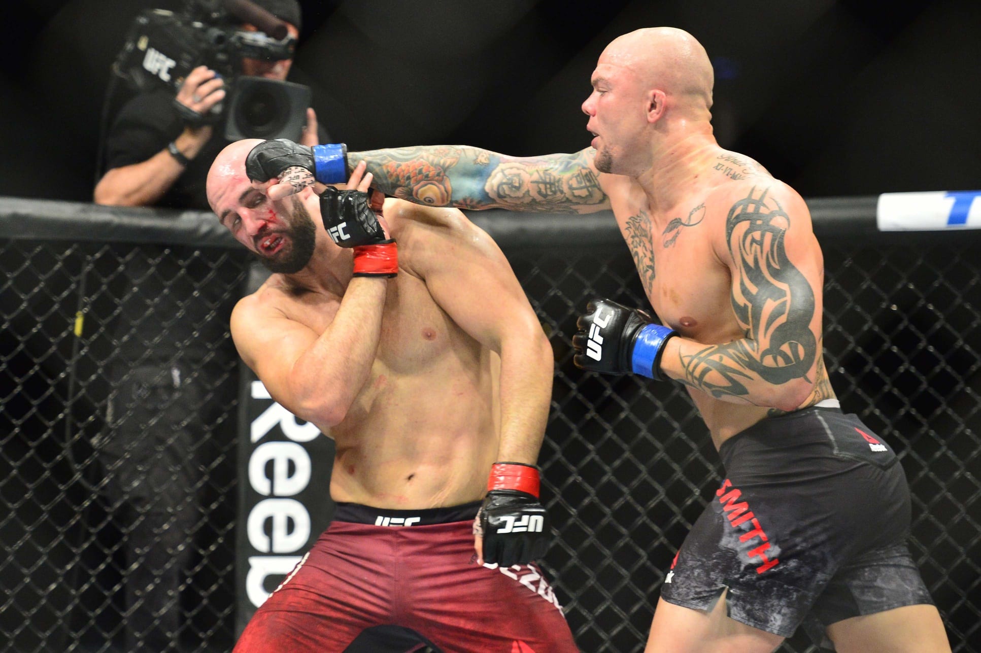 Р­РЅС‚РѕРЅРё РЎРјРёС‚ Р±РѕРµС† UFC