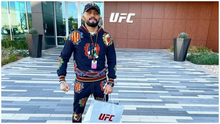 VIDEO | Dana White Hands Deiveson Figueiredo $50,000 Bonus 1 Deiveson Figueiredo