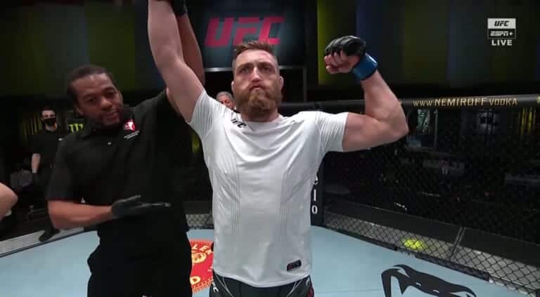 Gerald Meerschaert Chokes Out Bartosz Fabinski With Early Guillotine – UFC Vegas 24 Highlights