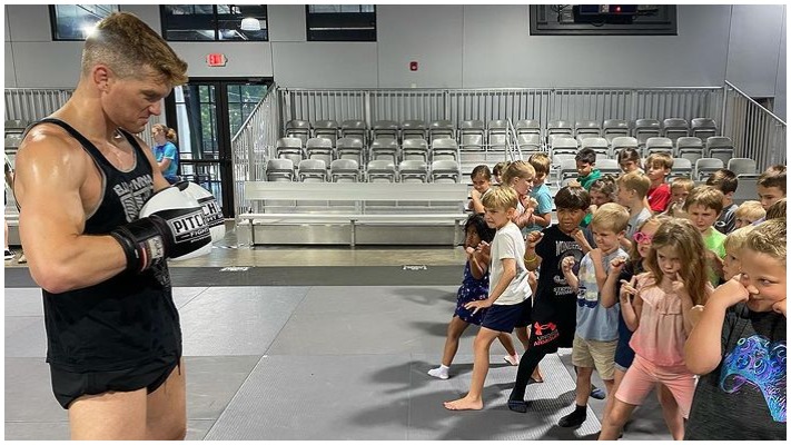 VIDEO | Stephen Thompson Gets Beat Up By a Bunch of Kids