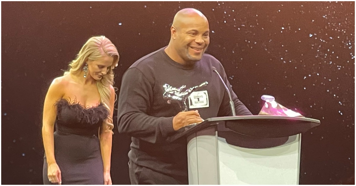 Daniel Cormier Dedicates His MMA Award Win To Dominick Cruz 1 Daniel Cormier