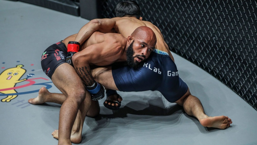 Breaking Down Demetrious Johnson’s Style Of Fighting 3 Demetrious Johnson Attempts Submission