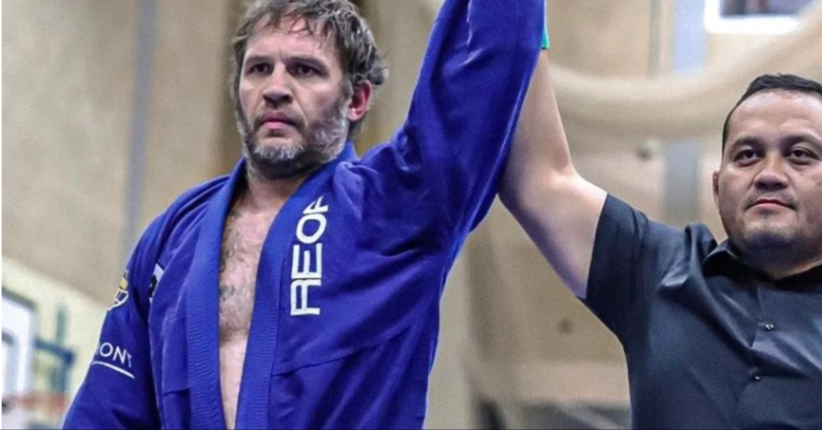Tom Hardy escapes tight guillotine choke in BJJ competition and ends up winning via triangle choke 1 tom hardy
