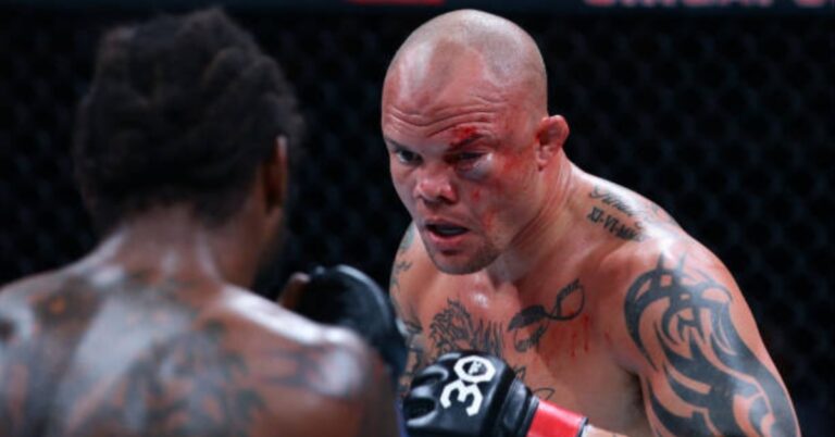 Anthony Smith suffers gnarly eye injury in razor thin decision win over Ryan Spann – UFC Singapore Highlights