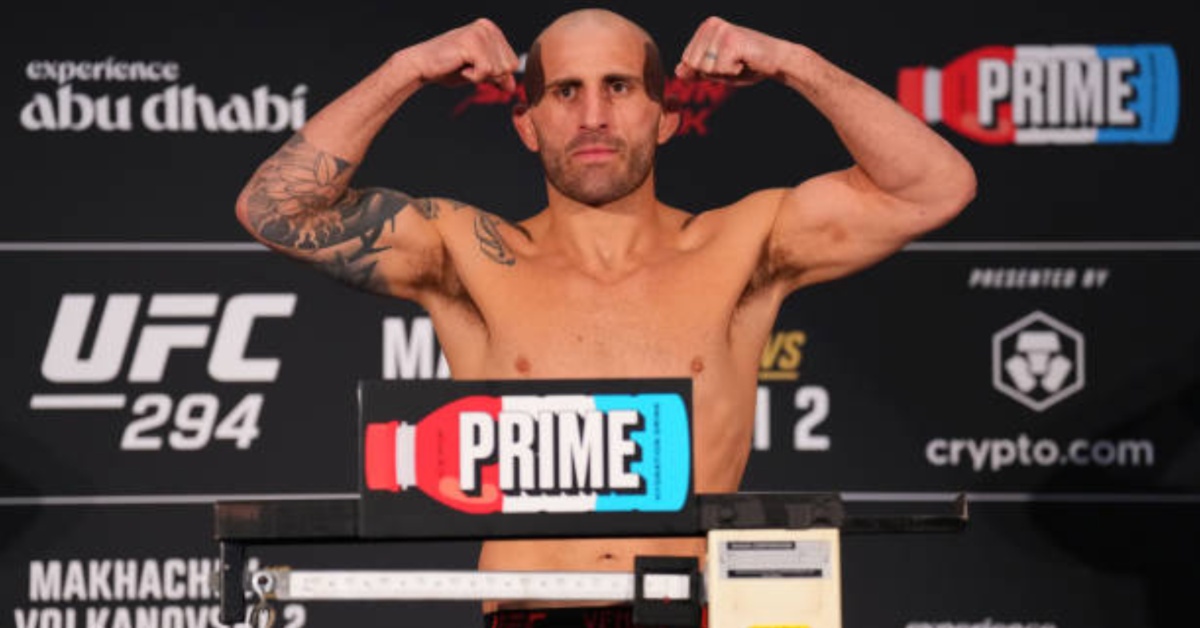 Alexander Volkanovski makes weight for UFC 294 title fight, drops over 26lbs on just 11 days' notice 1 Alexander Volkanovski makes weight for UFC 294 loses 26lbs on just 11 days' notice