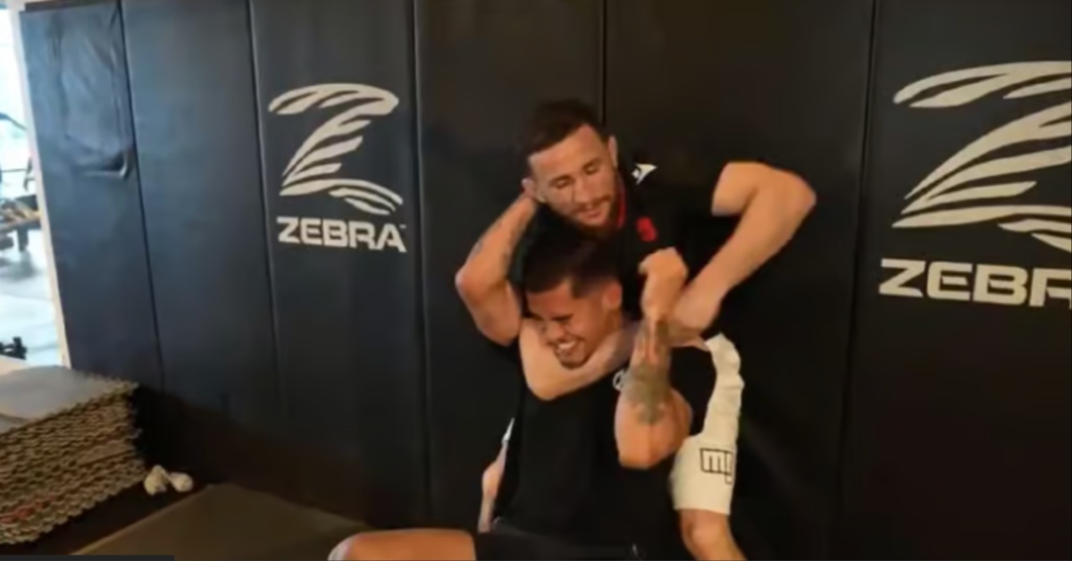 Video – Merab Dvalishvili slaps up, submits streamer Sneako following dominant UFC 298 win