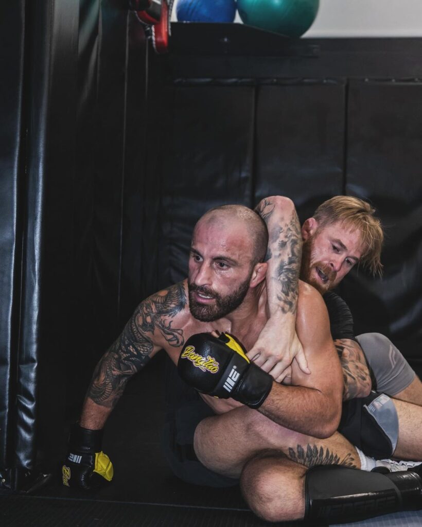 Frank Hickman and Alexander Volkanovski 