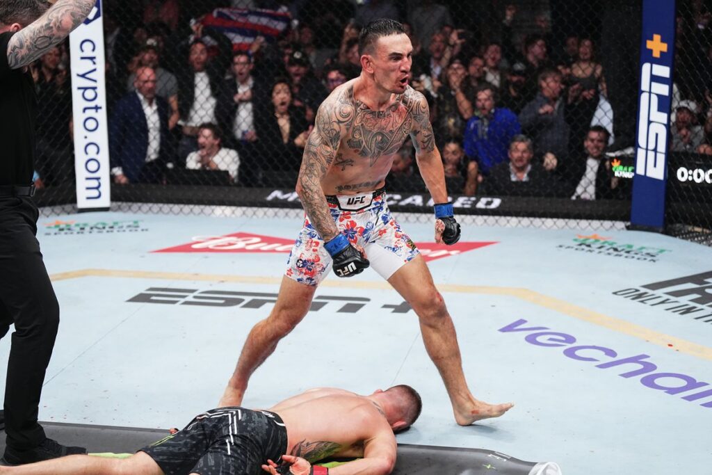 Holloway KOs Justin Gaethje