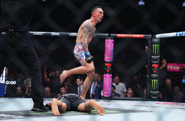 Max Holloway shows off dama