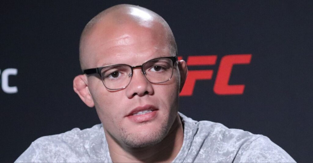 Anthony Smith confused by his ongoing beef with UFC champ Alex Pereira: 'It’s just weird to me'