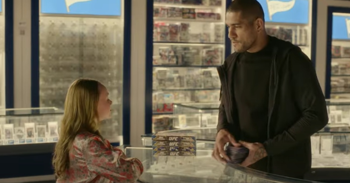 Watch – UFC champ Alex Pereira scares off customers trading in his cards at Topps hobby shop