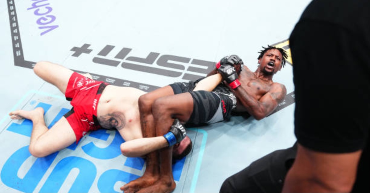 Kevin Holland survives scare, lands gruesome arm break armbar win over Michal Oleksiejczuk – UFC 302 Highlights