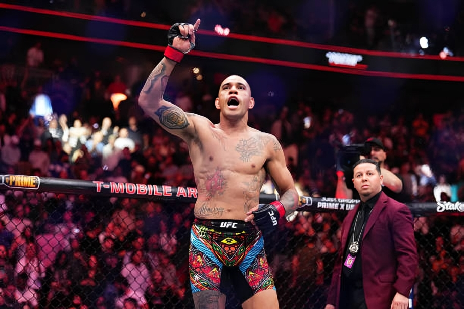 Anthony Smith claims UFC is pushing for him to fight Alex Pereira soon: 'There's some stuff behind the scenes' 3 Poatan UFC 300 2