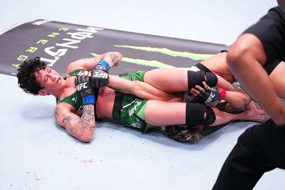 Virna Jandiroba stops Amanda Lemos with nasty armbar after grappling battle - UFC Vegas 94 Highlights 3 36703116474