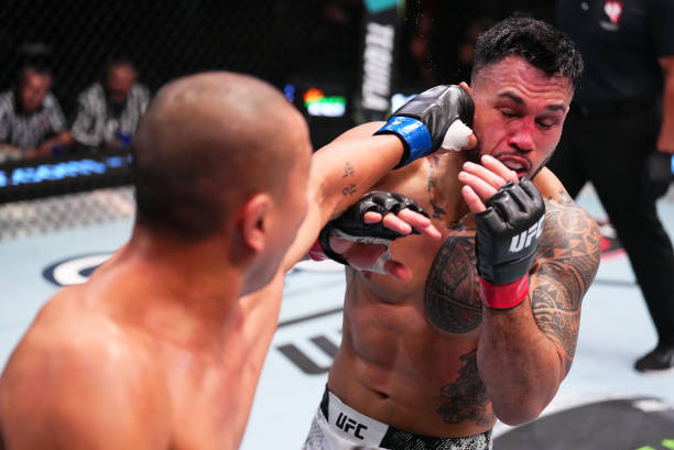 Jun Yong Park Edges Brad Tavares in Entertaining Brawl - UFC Vegas 98 Highlights 5 Jun Yong Park