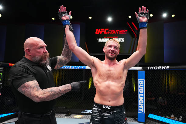 Reinier de Ridder lands arm triangle over Gerald Meerschaert in Octagon debut - UFC Vegas 100 Highlights 3 rdr