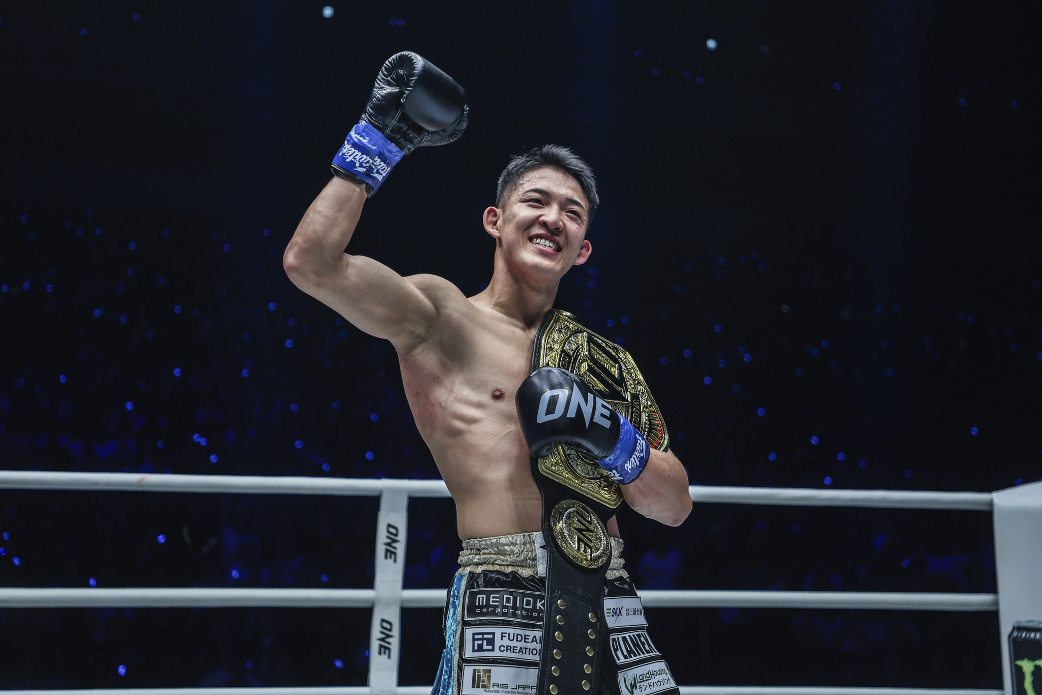 Masaaki Noiri knocks Tawanchai out to win Interim Kickboxing Feathwerweight title - ONE 172 results 1 noiri with belt