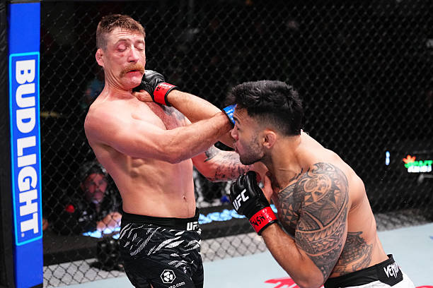 Brad Tavares Defeats Gerald Meerschaert, Ties Bisping for Most Wins in Middleweight History - UFC Vegas 105 Highlights 2 gettyimages 2208738992 612x612 1