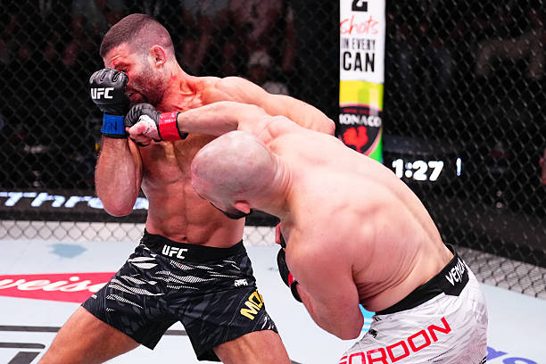 Jared Gordon KOs Thiago Moisés with Perfectly Timed Overhand Right - UFC Vegas 106 Highlights 2 1000015717