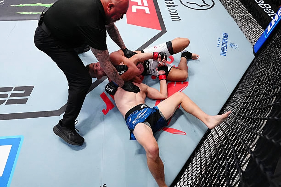 Jordan Leavitt chokes out Kurt Holobaugh with nasty anaconda finish - UFC Vegas 107 Highlights 5 96890807247