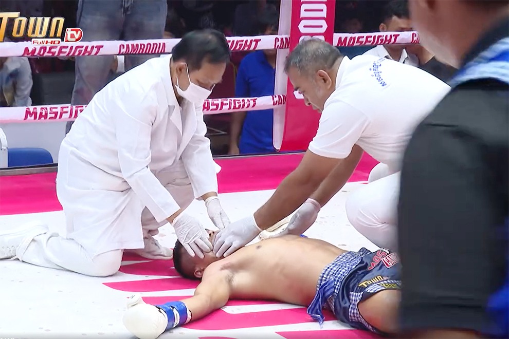 Watch - Referee Stands By as Myanmar Boxer is Brutally Choked Unconscious in Mixed-Rules Fight 1 Watch - Referee Stands By as Myanmar Boxer is Brutally Choked Unconscious in Mixed-Rules Fight