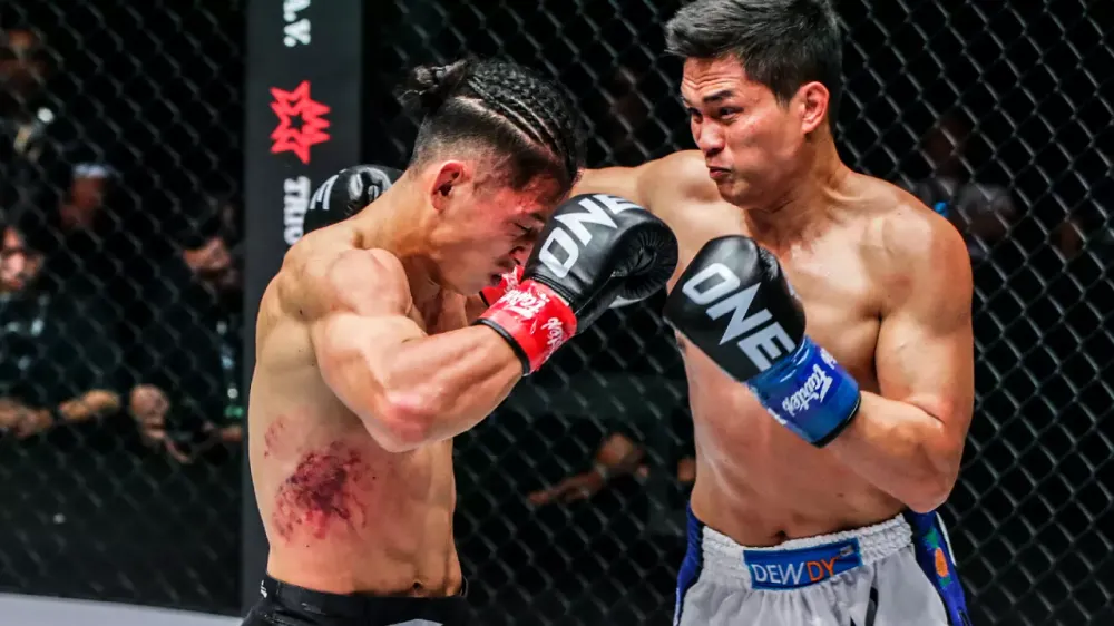 Watch: Petchanong tenderizes Hiroki Akimoto’s ribs to win the ONE kickboxing bantamweight title
