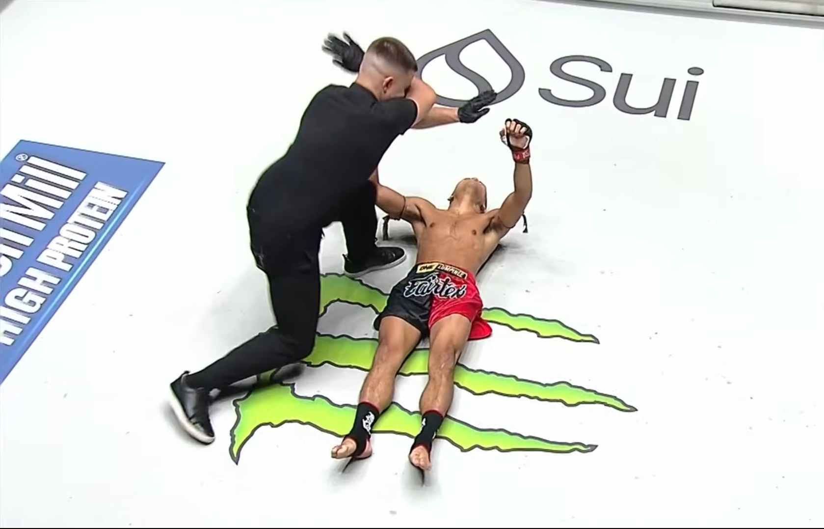 Watch : Vicious Spinning back elbow leaves opponent stiff on ONE Friday Fights
