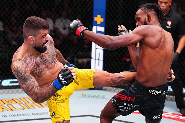Neil Magny Defies Odds with TKO Victory Over Elizeu Zaleski - UFC Vegas 108 Highlights 4 gettyimages 2228257993 612x612 1