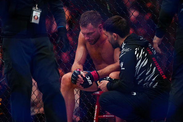 Brendan Allen’s Ground-And-Pound Forces Reinier de Ridder Corner to Throw in Towel – UFC Vancouver Main Event | Highlights