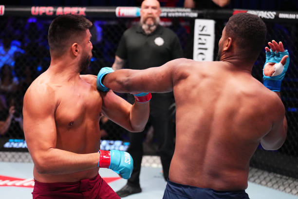 Mario Pinto Knocks Out Lucas Camacho