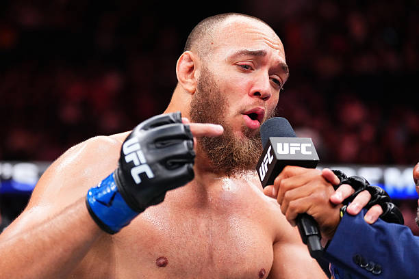 UFC Heavyweight Valter Walker is Already Back In The Gym training Despite a Broken Leg