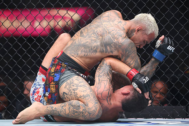 Чарльз Оливейра бьет локтем Макса Холлоуэя