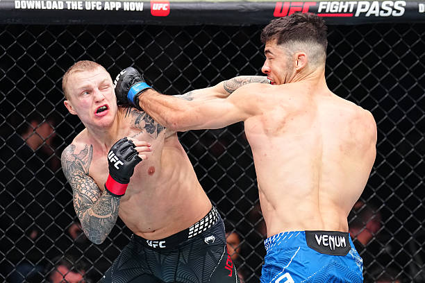 Аксель Сола с рассечением под глазом во время боя