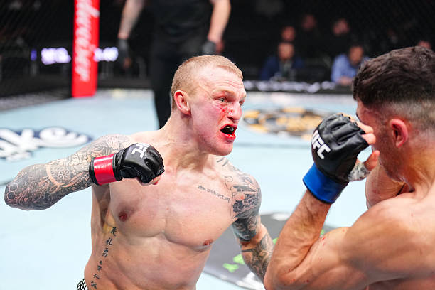 Мейсон Джонс атакует Акселя Солу у сетки