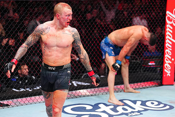 Мейсон Джонс празднует победу на UFC London