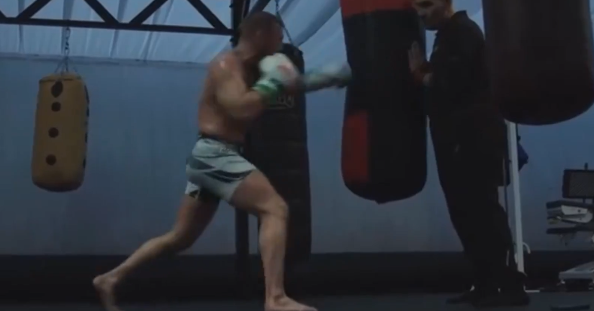 Conor McGregor s'entraîne avec un sac de frappe