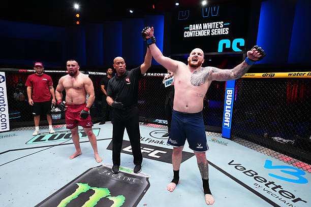 Jovan Leka derrotou Azmat Naftlaev.