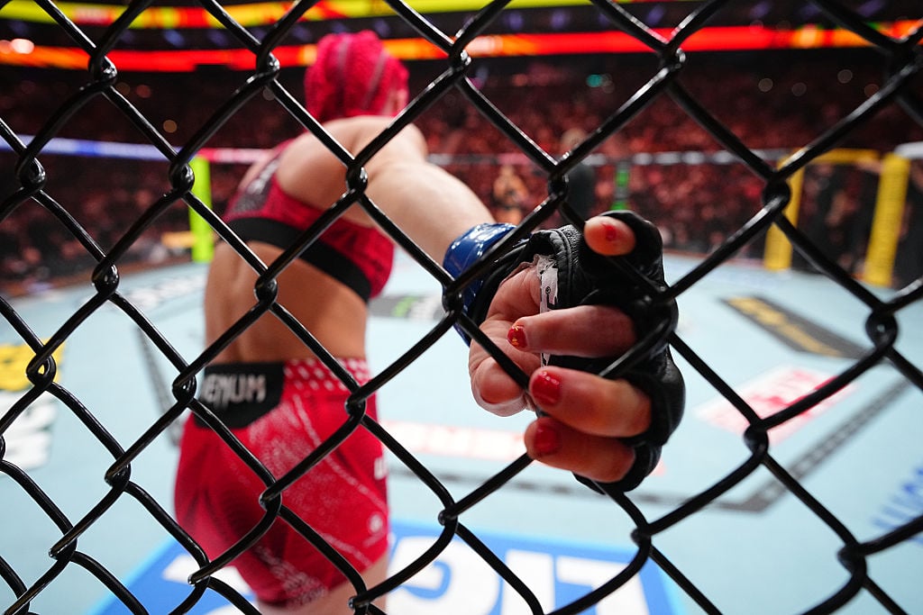 Gillian Robertson cage UFC